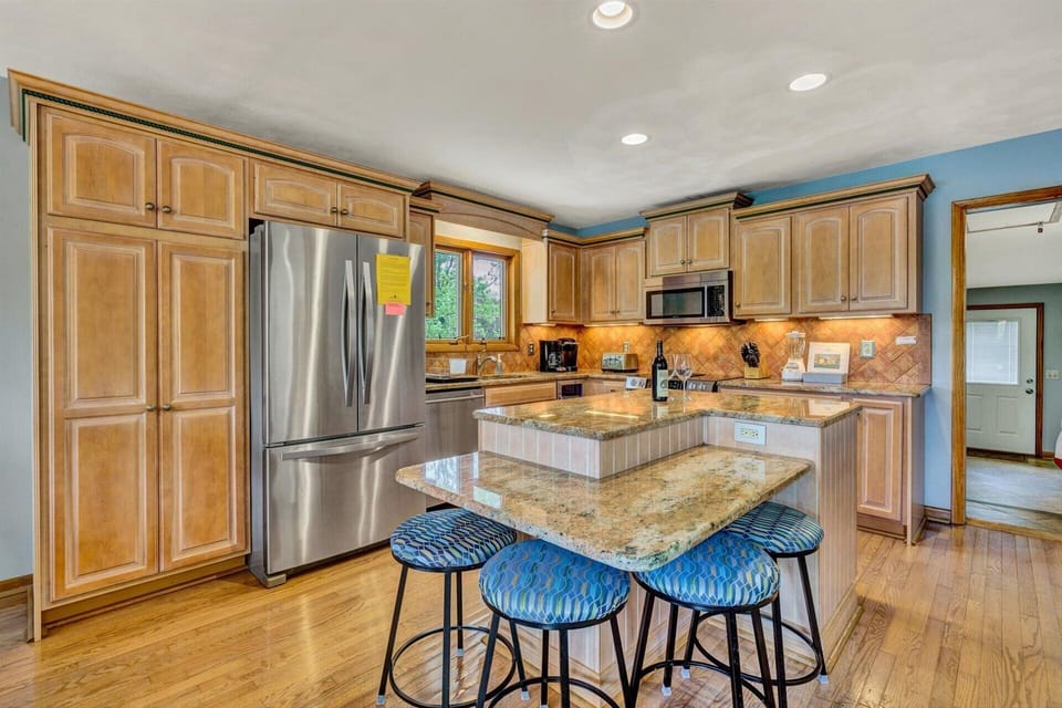 House, Multiple Beds, Hot Tub (LAKE Dancing Water) | Private kitchen