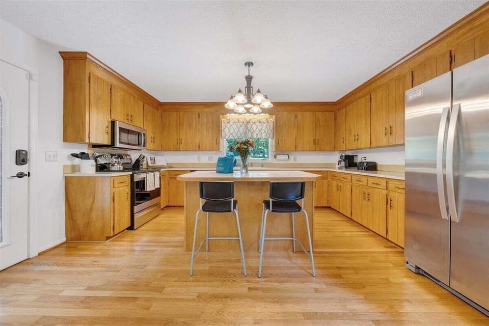 House, Multiple Beds, Hot Tub (LAKE Emerald Shores) | Private kitchen