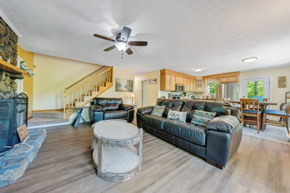 House, Multiple Beds, Hot Tub (LAKE Sunrise Retreat) | Living area
