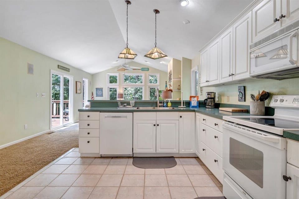 House, Multiple Beds, Kitchen (LAKE Reel Relaxed) | Private kitchen