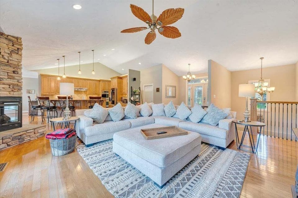 House, Multiple Beds, Hot Tub (LAKE Great Escape on Smith Mountain) | Living area