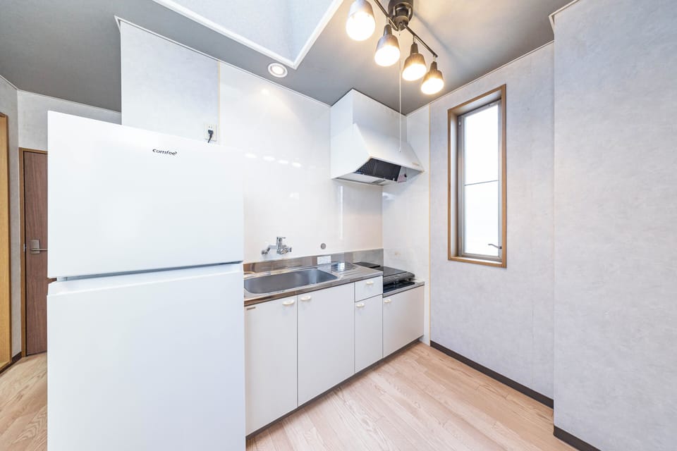 Family Apartment, 3 Bedrooms, Non Smoking, Private Bathroom | Private kitchen | Microwave, stovetop, toaster, cookware/dishes/utensils