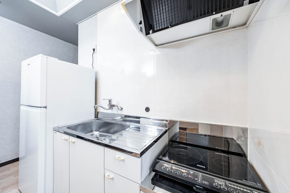 Family Apartment, 3 Bedrooms, Non Smoking, Private Bathroom | Private kitchen | Microwave, stovetop, toaster, cookware/dishes/utensils