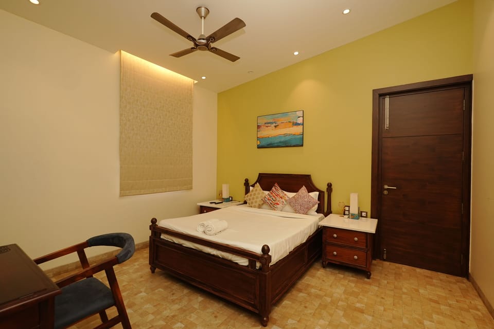 Minibar, desk, free WiFi, bed sheets