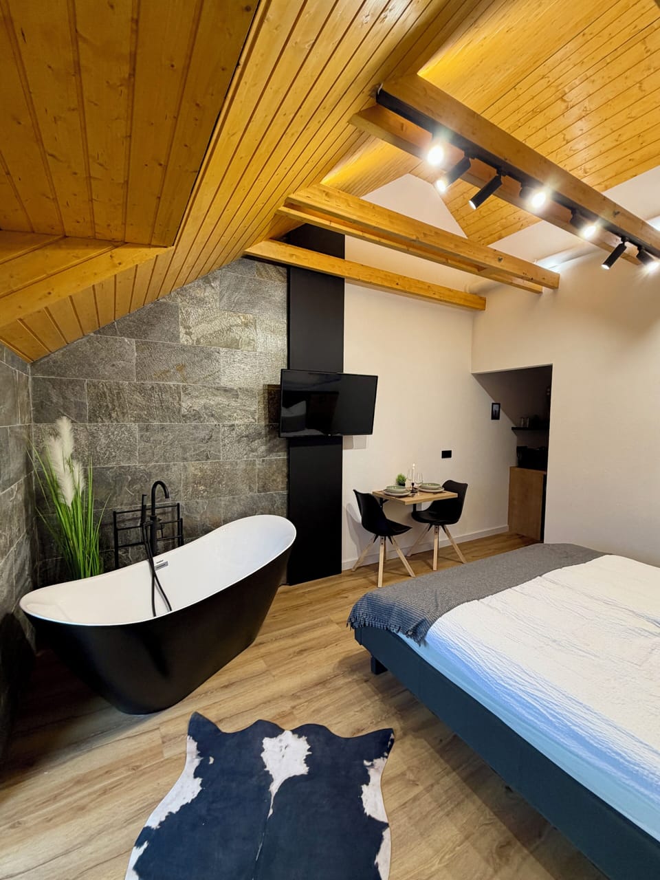 Double Room, Balcony, Mountain View | WiFi (free)