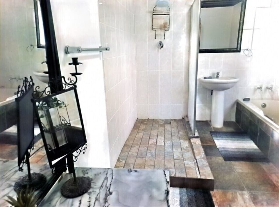 Economy Quadruple Room | Bathroom | Separate tub and shower, towels, soap, toilet paper