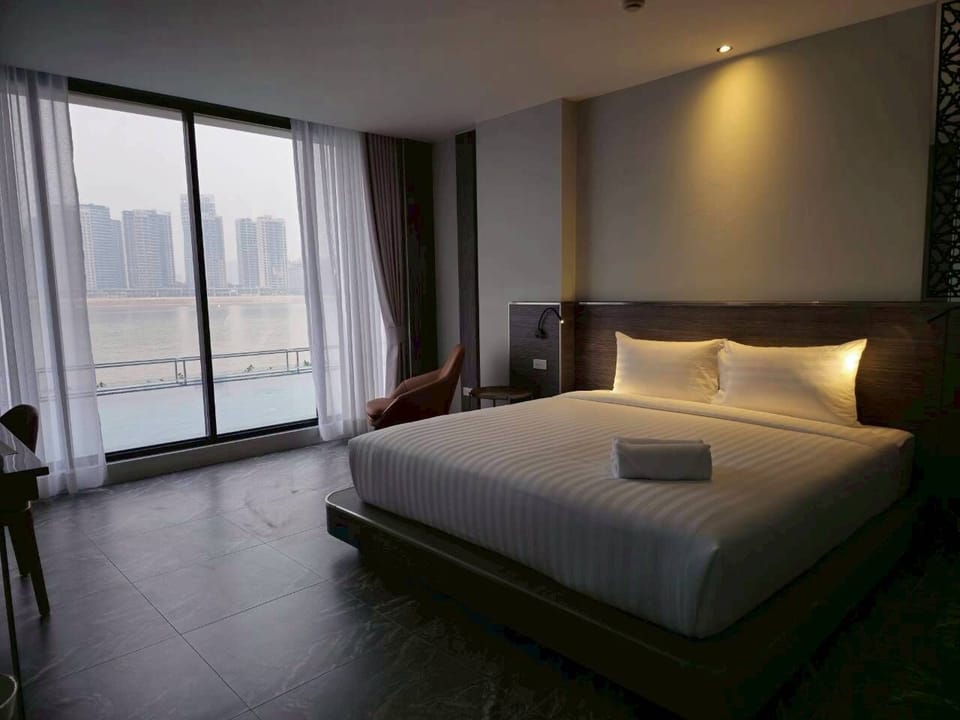 Deluxe Double Room, Pool View | Desk, free WiFi