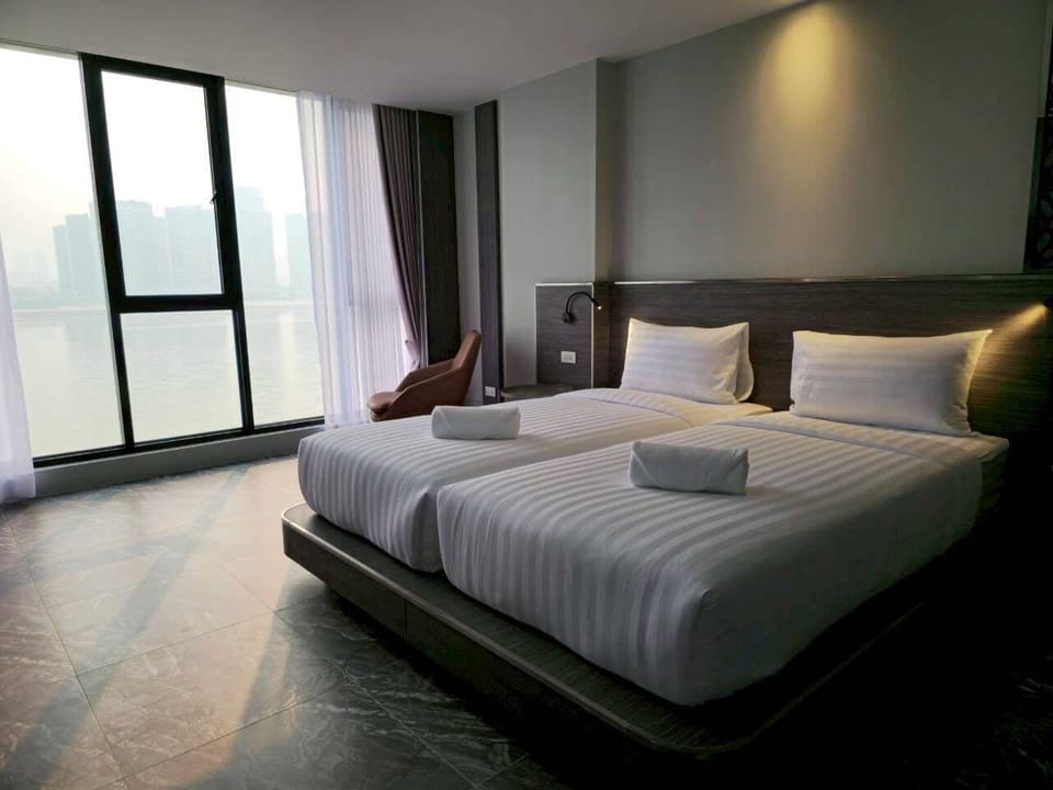 Deluxe Twin Room, River View | Desk, free WiFi