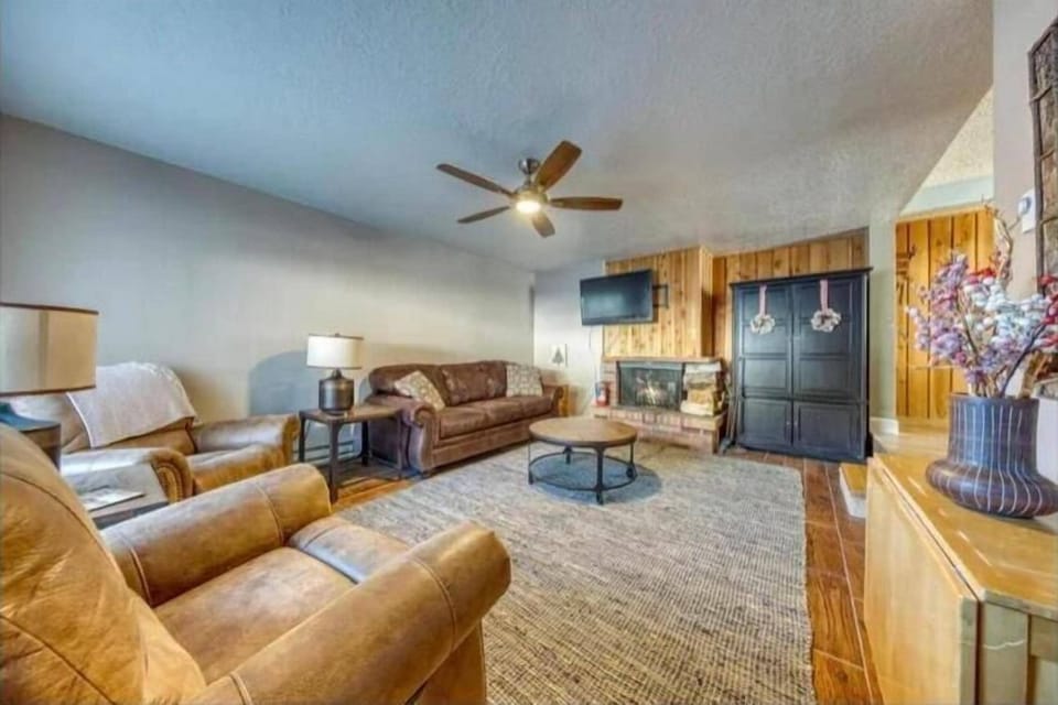Classic Condo | Living area | Flat-screen TV
