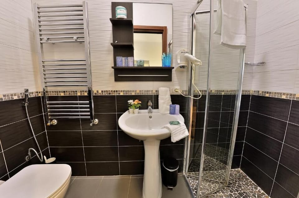 Twin Room | Bathroom | Shower
