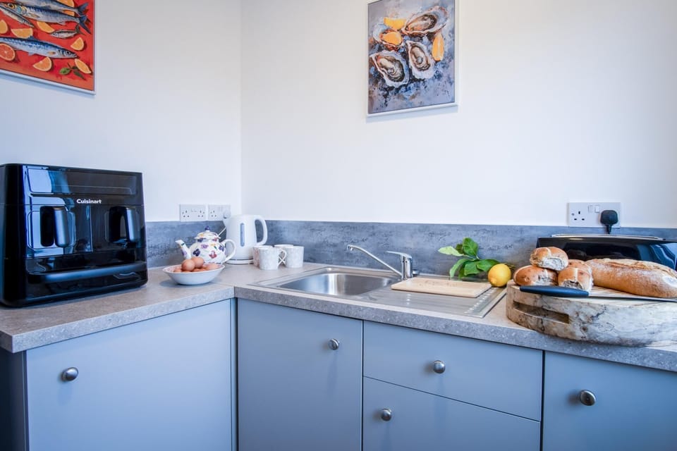 Apartment (2 Bedrooms) | Private kitchen | Microwave, stovetop, electric kettle, cookware/dishes/utensils