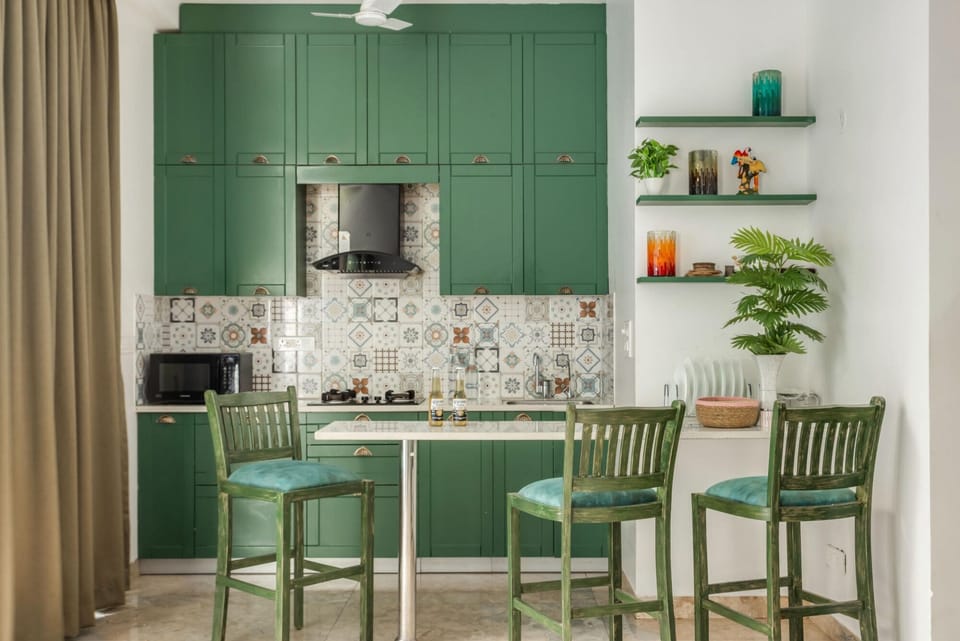 Microwave, cookware/dishes/utensils