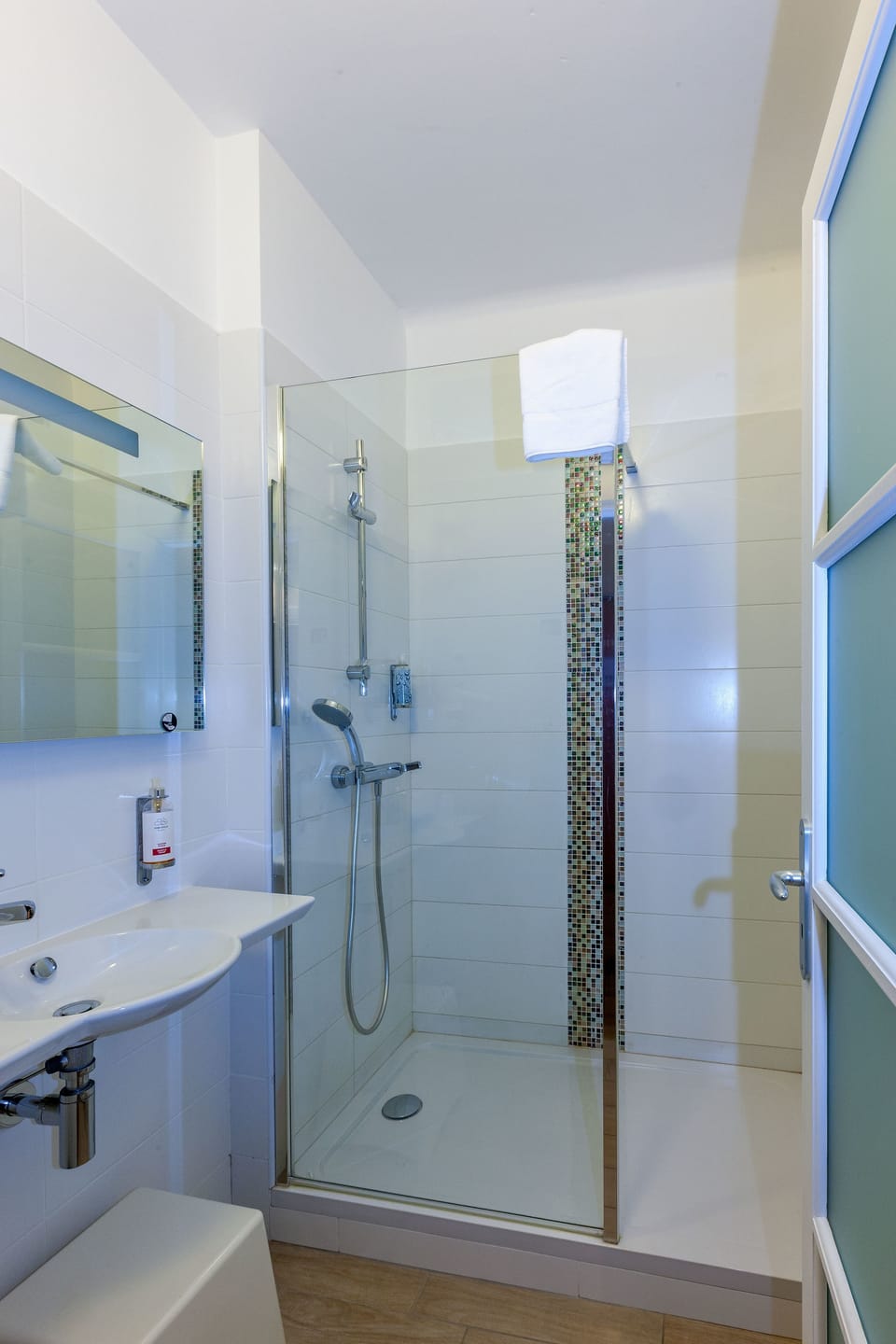 Shower, free toiletries, towels