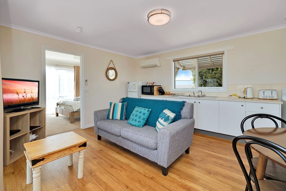 High View Cottage | 1 bedroom, iron/ironing board, free WiFi, bed sheets
