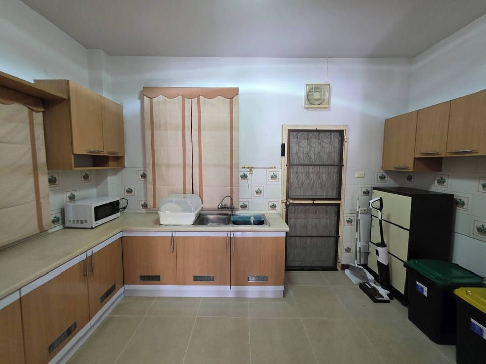 House, 5 Bedrooms, Smoking, Garden View | Interior