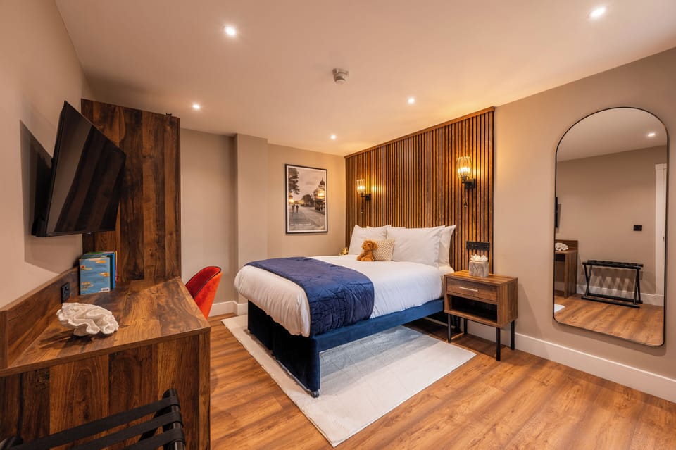 Deluxe Apartment | In-room safe, desk, laptop workspace, blackout drapes