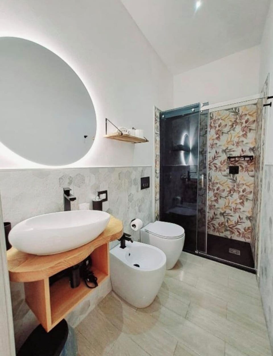 Deluxe Double Room, City View | Bathroom | Slippers, bidet