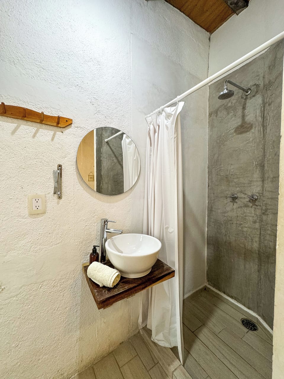 Classic Double or Twin Room, Patio | Bathroom | Towels