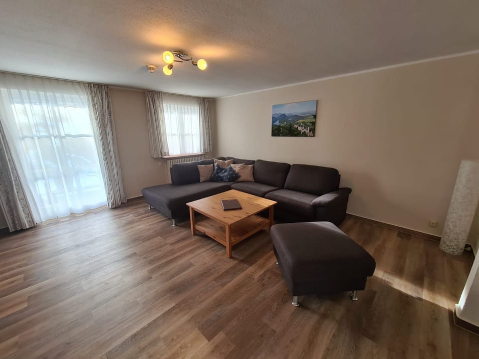 Appartement im Gaestehaus | Living area | Books