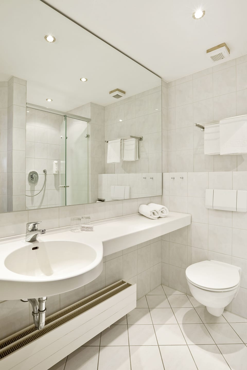 Doppelzimmer Komfort mit Balkon | Bathroom | Eco-friendly toiletries, hair dryer, bathrobes, towels