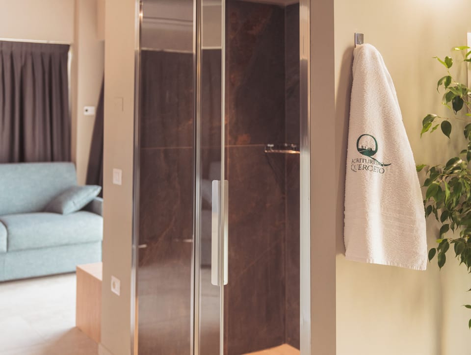 Suite La Quercia | Bathroom shower