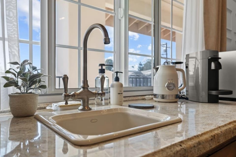 Deluxe Studio, 1 King Bed, Non Smoking, Kitchenette | Exterior