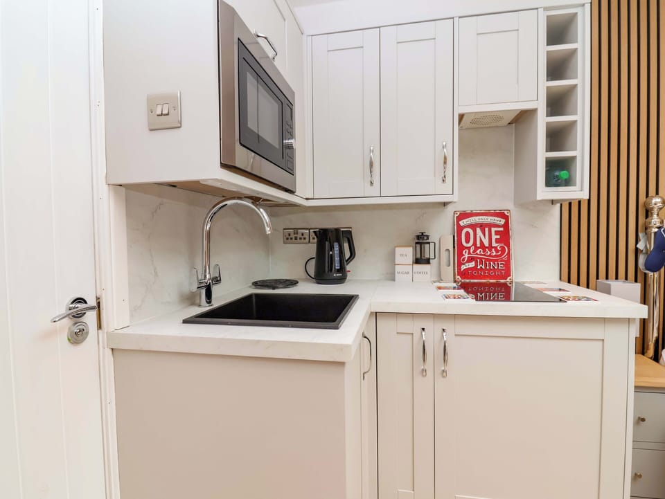 Cottage | Private kitchen | Cookware/dishes/utensils