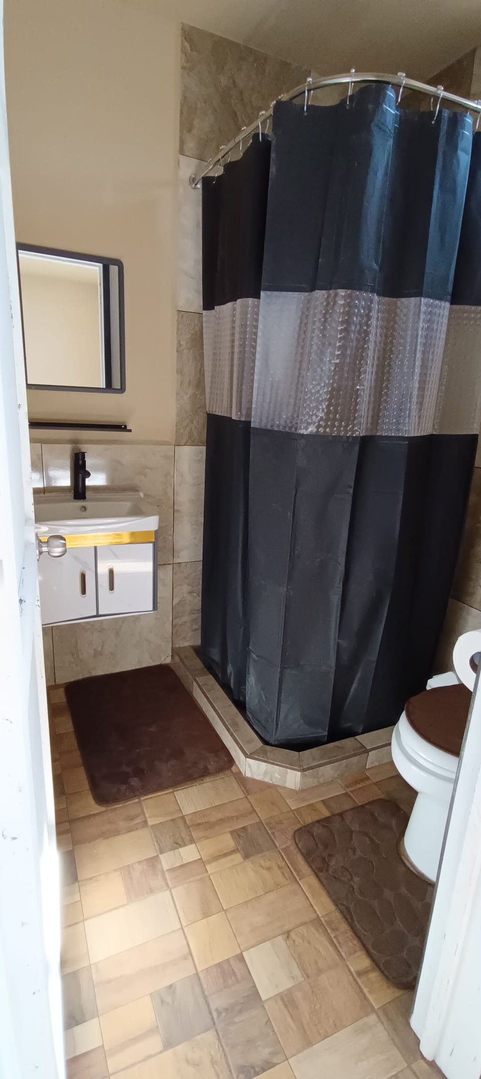 Comfort Double Room Single Use, 1 Queen Bed, Patio, Mountain View | Bathroom | Towels, soap, shampoo, toilet paper