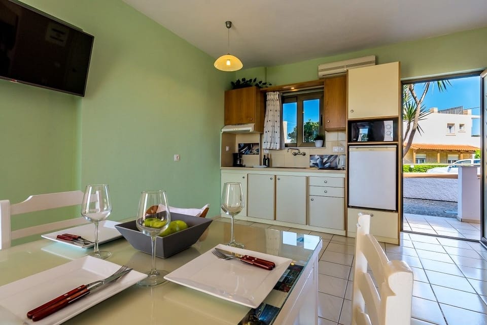 Studio | Private kitchenette | Fridge, microwave, stovetop, coffee/tea maker