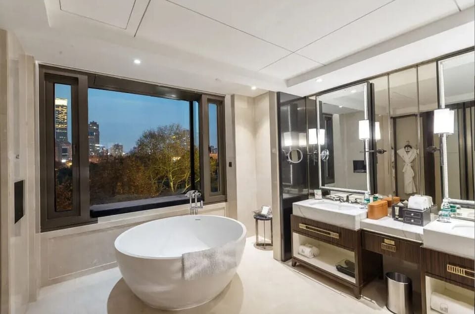 Luxury Room | Bathroom | Separate tub and shower, rainfall showerhead, free toiletries