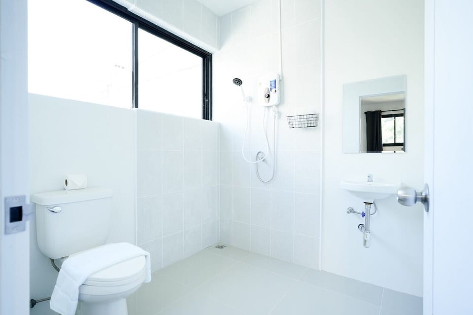 Studio | Bathroom | Shower, bidet, towels, soap