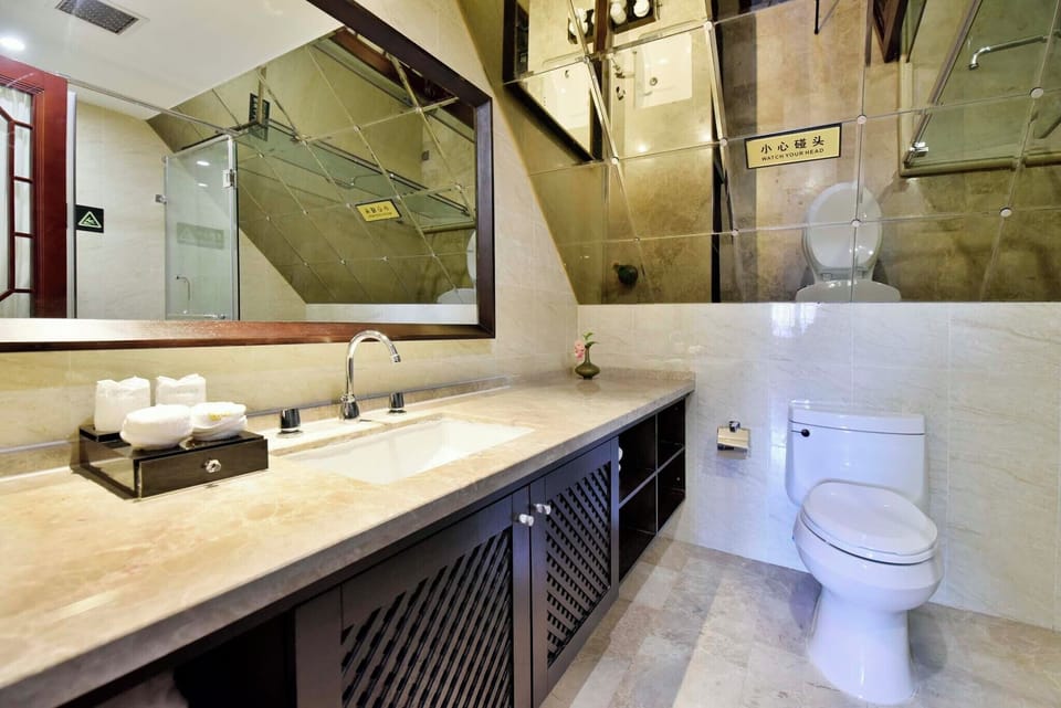 Classic Double Room | Bathroom | Shower, rainfall showerhead, free toiletries, hair dryer