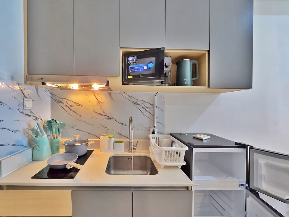 Apartment, 2 Bedrooms, City View | Private kitchen | Fridge, microwave, stovetop, cookware/dishes/utensils