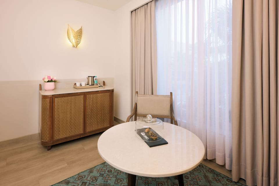 Premium Room, 1 Double Bed | Hypo-allergenic bedding available, minibar, desk, laptop workspace