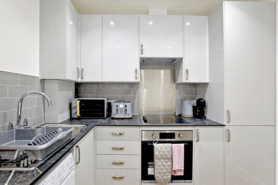 Classic Apartment | Private kitchenette | Full-size fridge, oven, stovetop, cookware/dishes/utensils