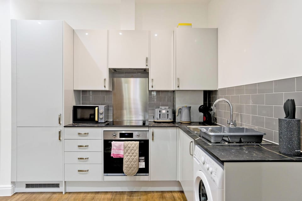 Comfort Apartment, 2 Bedrooms | Private kitchenette | Full-size fridge, oven, stovetop, cookware/dishes/utensils