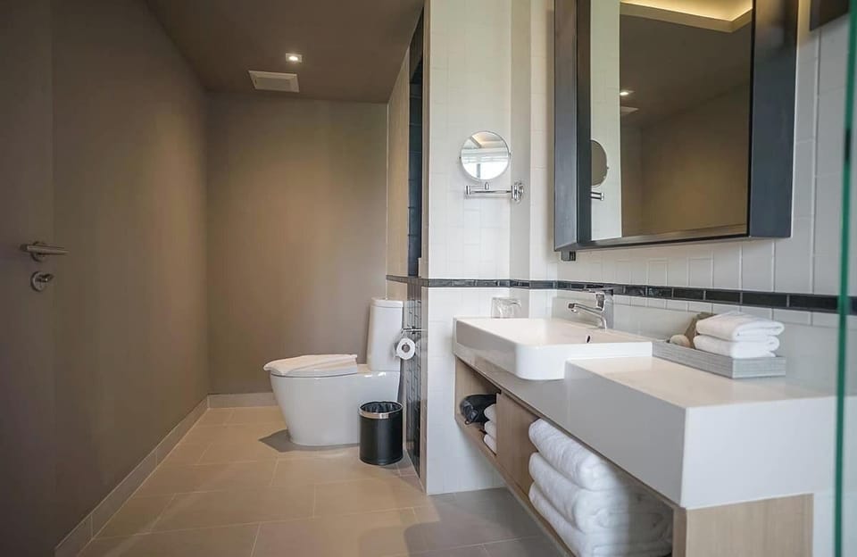 Comfort Suite, Balcony, Lake View | Bathroom | Separate tub and shower, free toiletries, hair dryer, towels