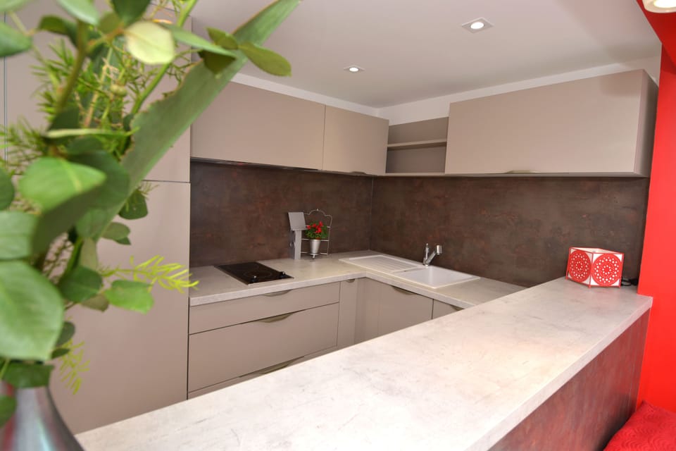 Comfort Studio, Ensuite | Private kitchenette | Fridge, microwave, stovetop, espresso maker