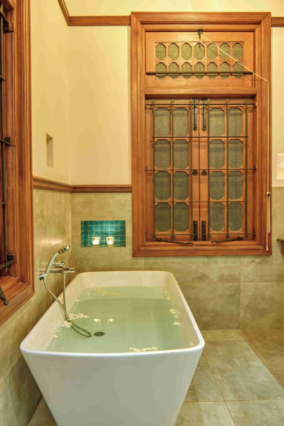 Classic Suite, Garden View | Bathroom | Towels, soap, shampoo, toilet paper