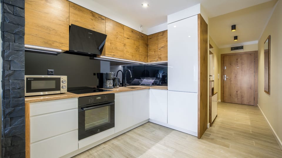 Apartment (34) | Private kitchen | Fridge, stovetop, electric kettle, cookware/dishes/utensils