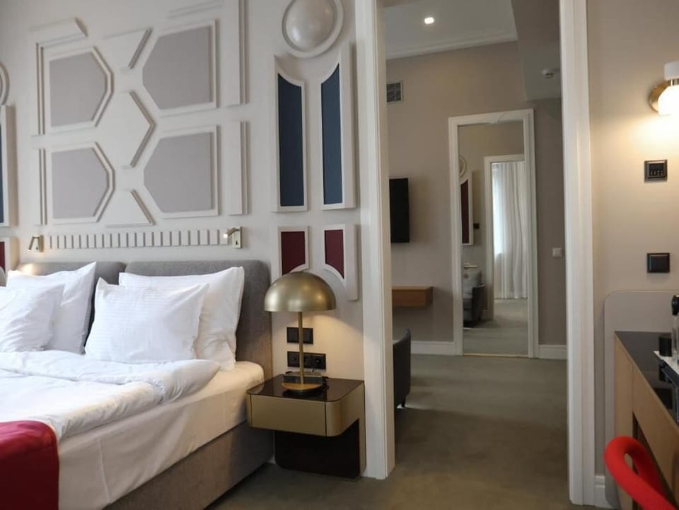 Deluxe Suite, City View | Premium bedding, Tempur-Pedic beds, in-room safe, desk
