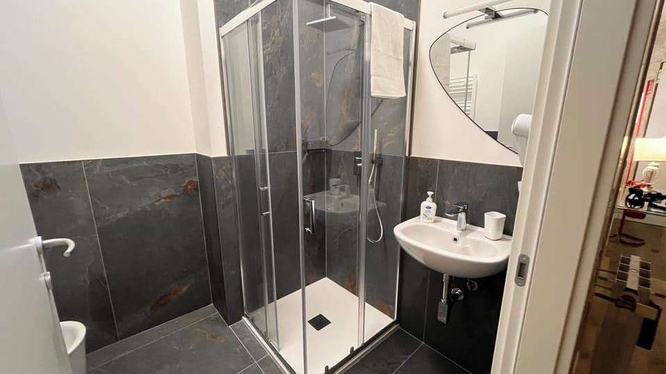 Standard Double or Twin Room | Bathroom