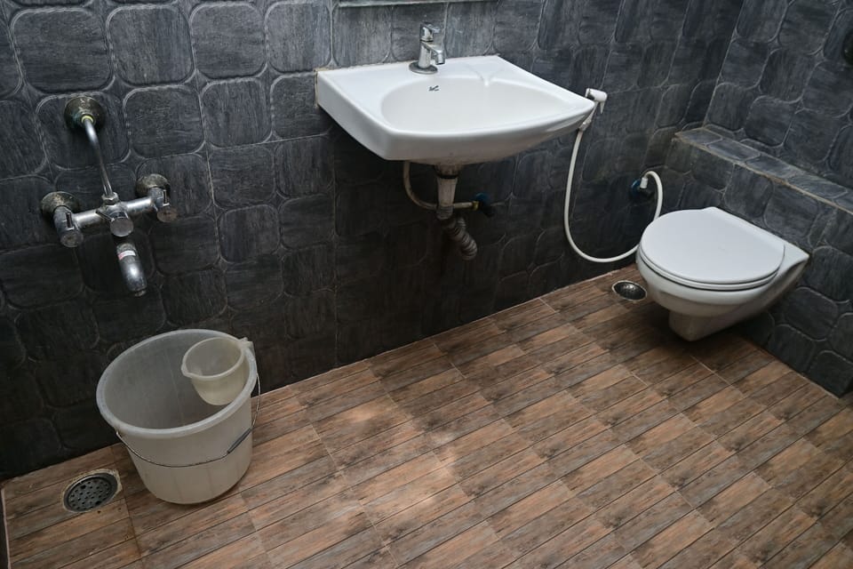 Family Triple Room | Bathroom | Shower, towels, soap, shampoo