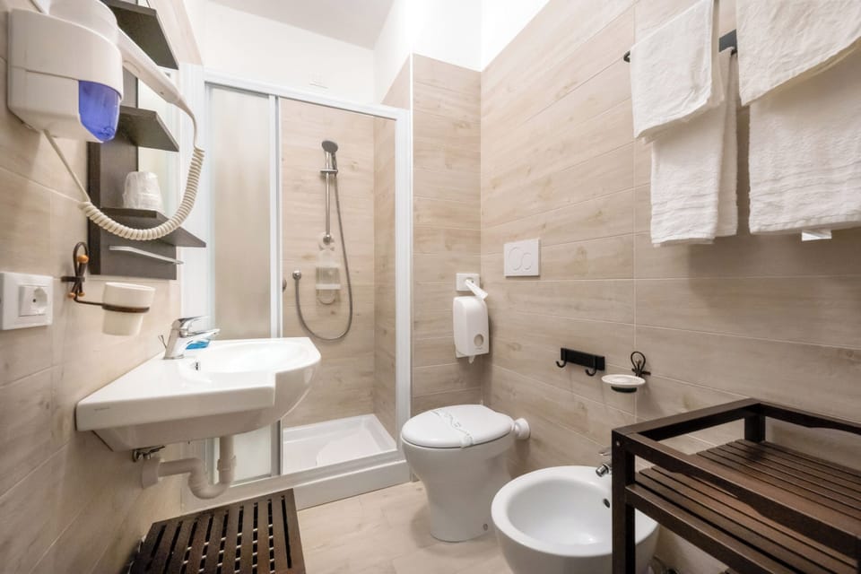 Deluxe Room, Balcony, Sea View | Bathroom | Shower, free toiletries, hair dryer, towels