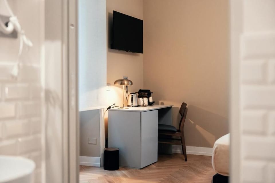 Deluxe Double Room, Courtyard View | Interior
