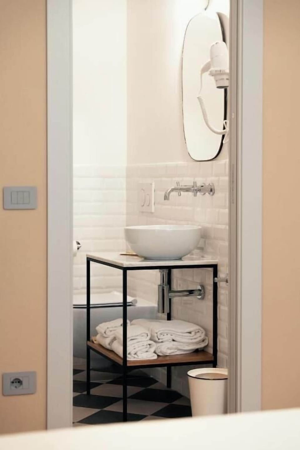 Deluxe Double Room, Courtyard View | Bathroom | Slippers