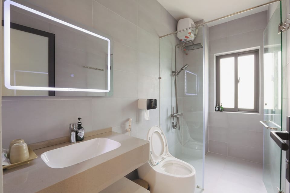 Deluxe Room, Balcony, City View | Bathroom | Shower, hair dryer, slippers, bidet