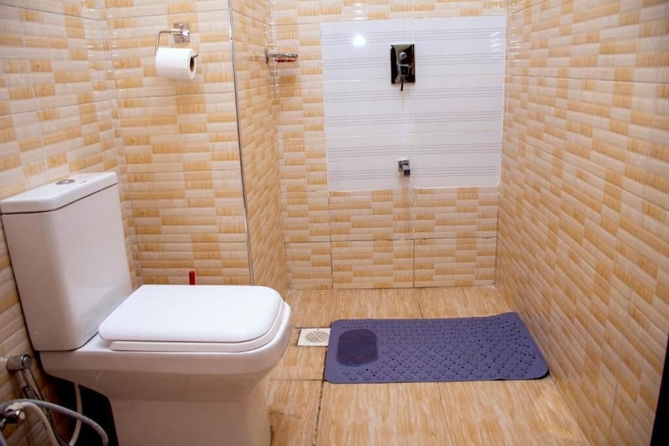 Executive Double Room, Balcony | Bathroom | Free toiletries, slippers, towels, soap