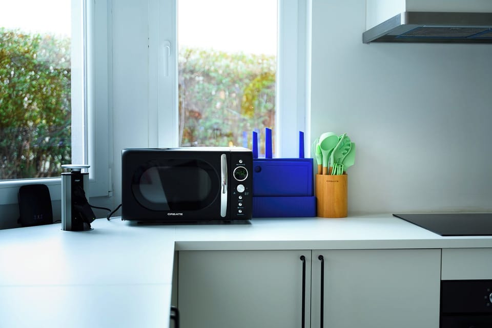 Full-size fridge, oven, stovetop, dishwasher