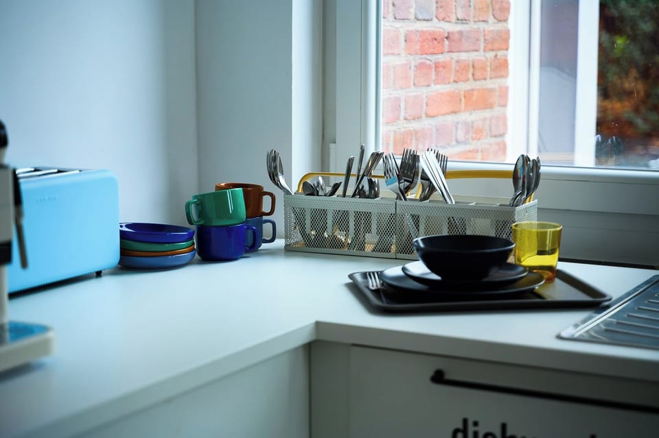 Full-size fridge, oven, stovetop, dishwasher